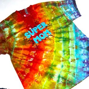 NWOT TIE DYE “SUPER MOM” GILDAN HEAVY COTTON SHIRT 2XL